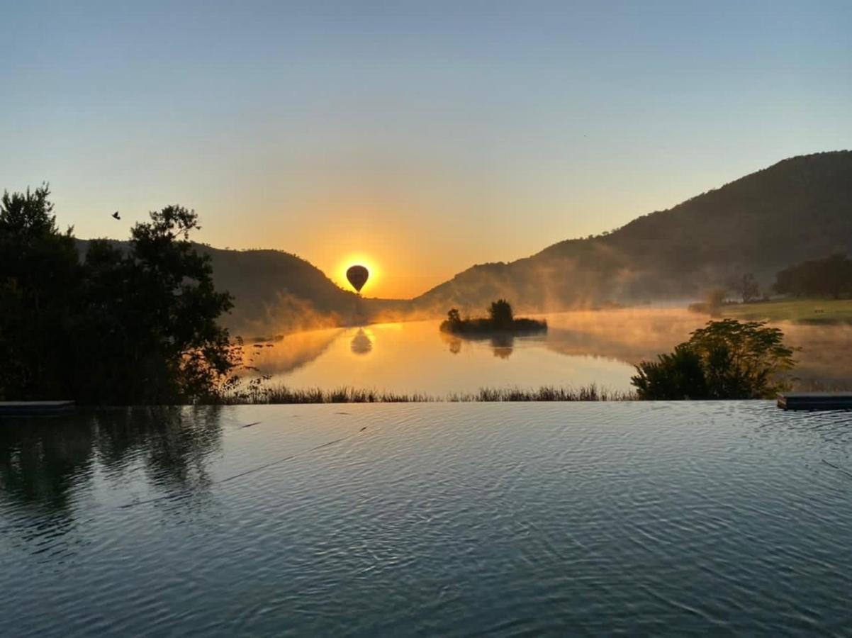 Kloofzicht Lodge & Spa Krugersdorp Extérieur photo Sunrise over the lake