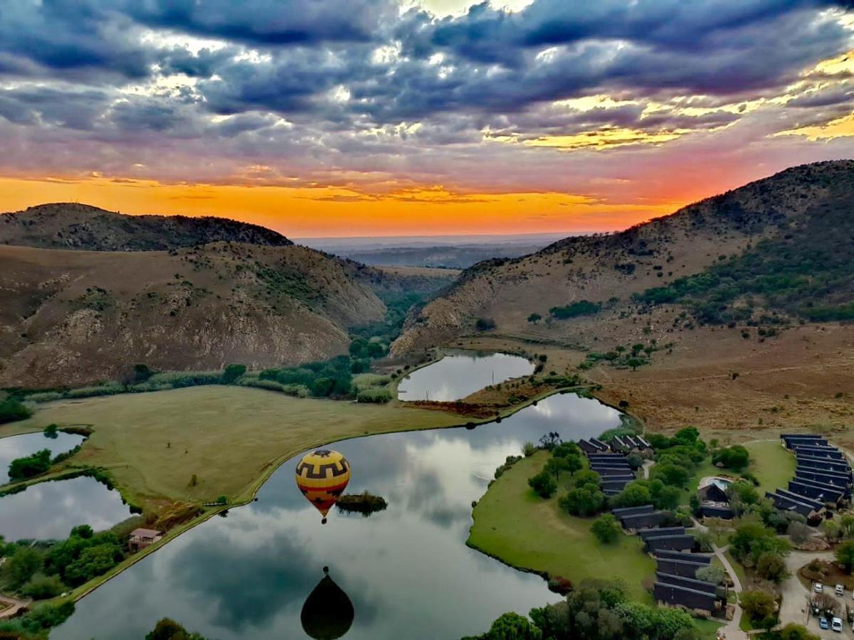 Kloofzicht Lodge & Spa Krugersdorp Extérieur photo Hot air balloon over the San Luis Reservoir