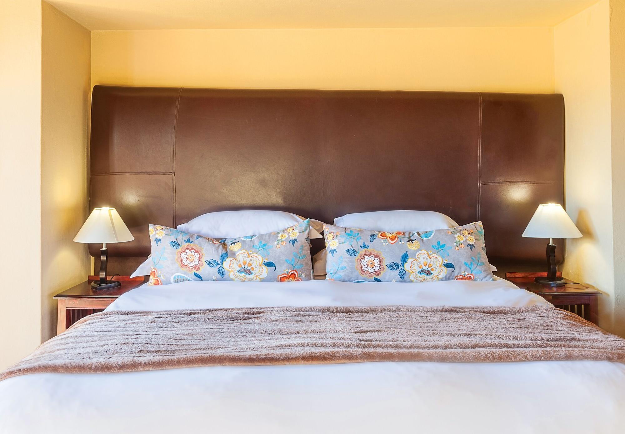 Kloofzicht Lodge & Spa Krugersdorp Extérieur photo A bed with a headboard
