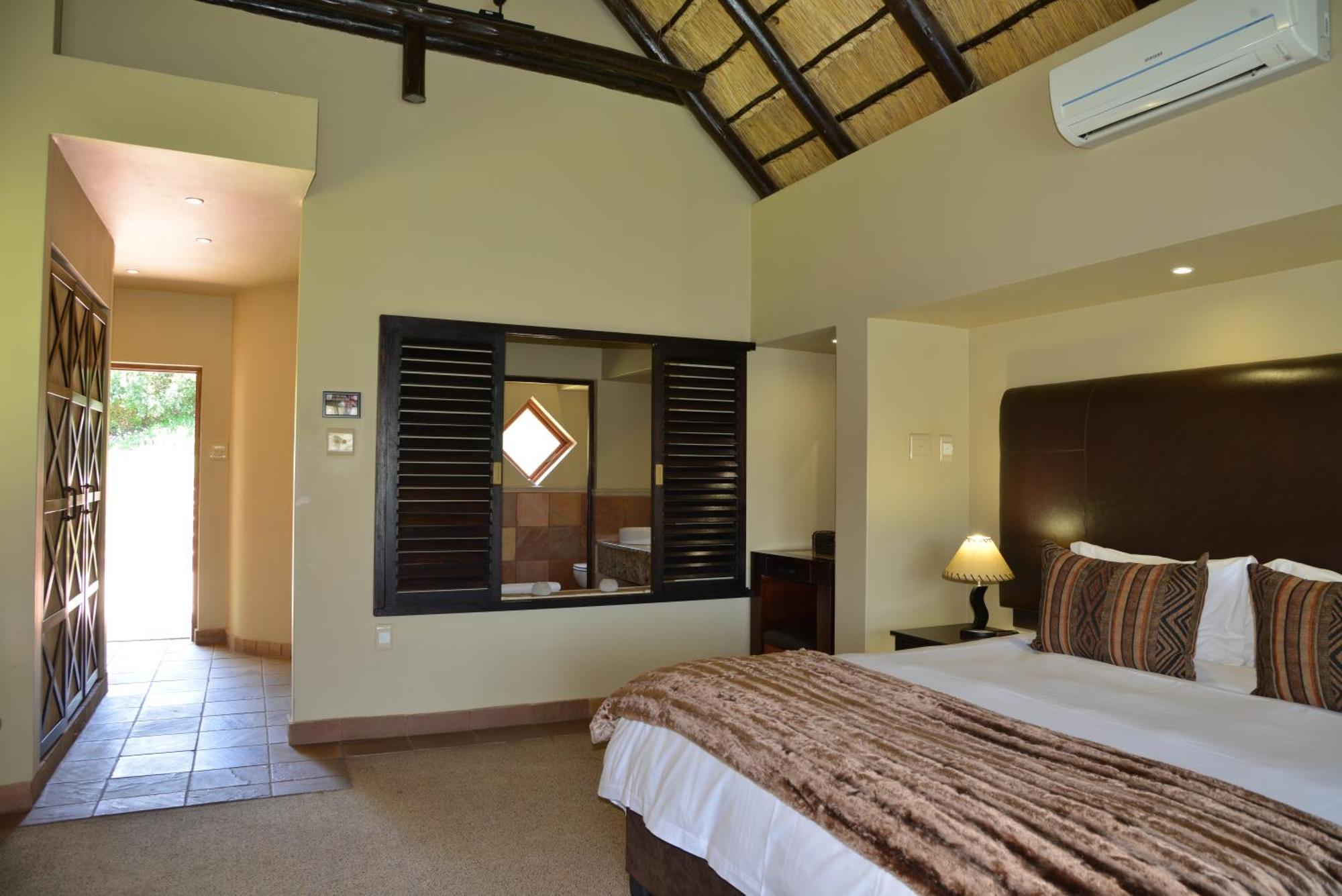 Kloofzicht Lodge & Spa Krugersdorp Chambre photo A bedroom at the resort