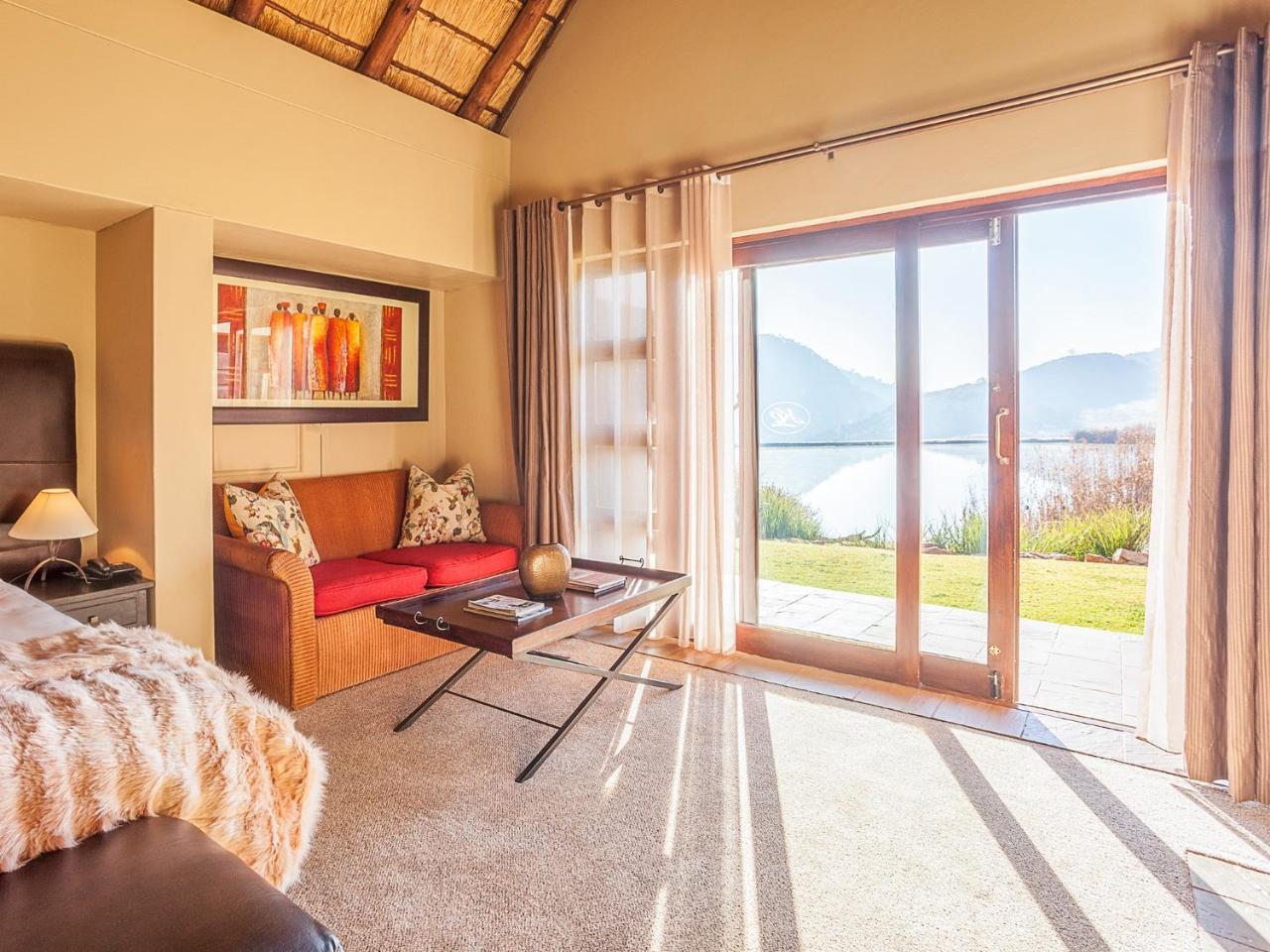 Kloofzicht Lodge & Spa Krugersdorp Extérieur photo A room at the Protea Hotel Sky Villa