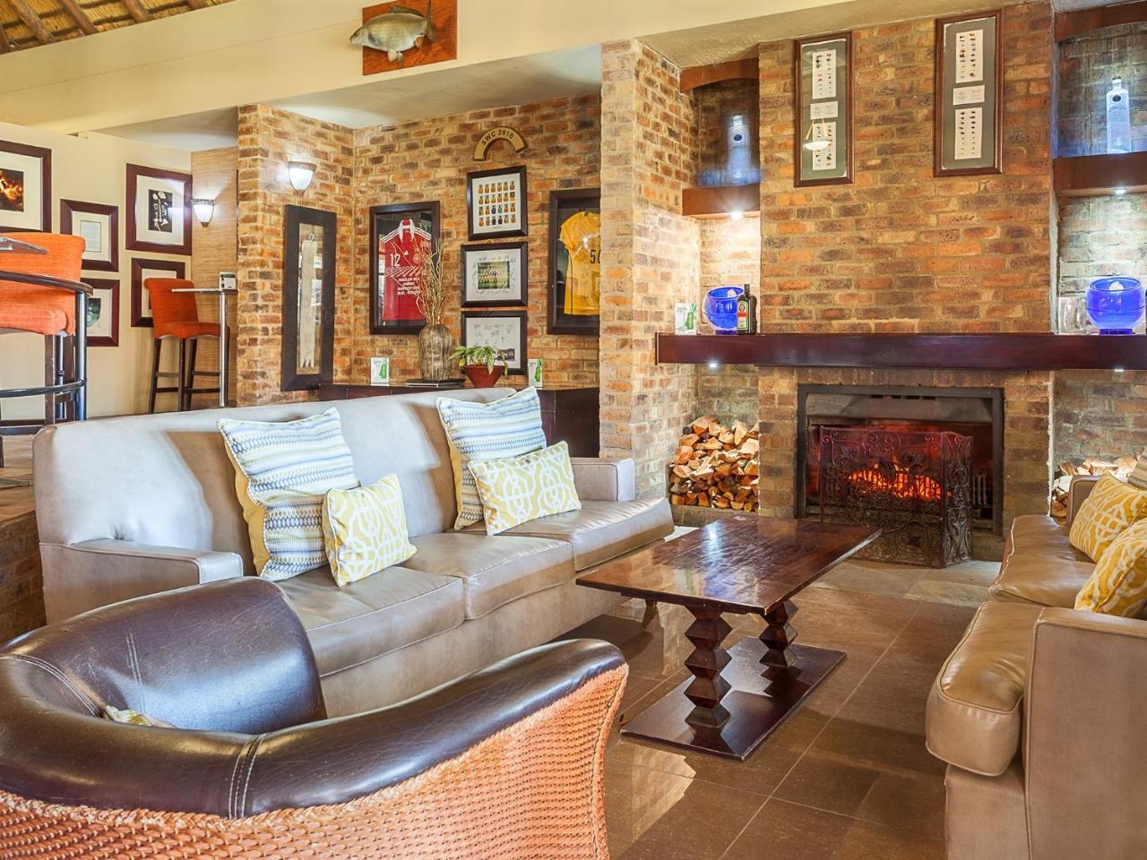 Kloofzicht Lodge & Spa Krugersdorp Extérieur photo The interior of the clubhouse at the Royal Natal National Park Golf Course