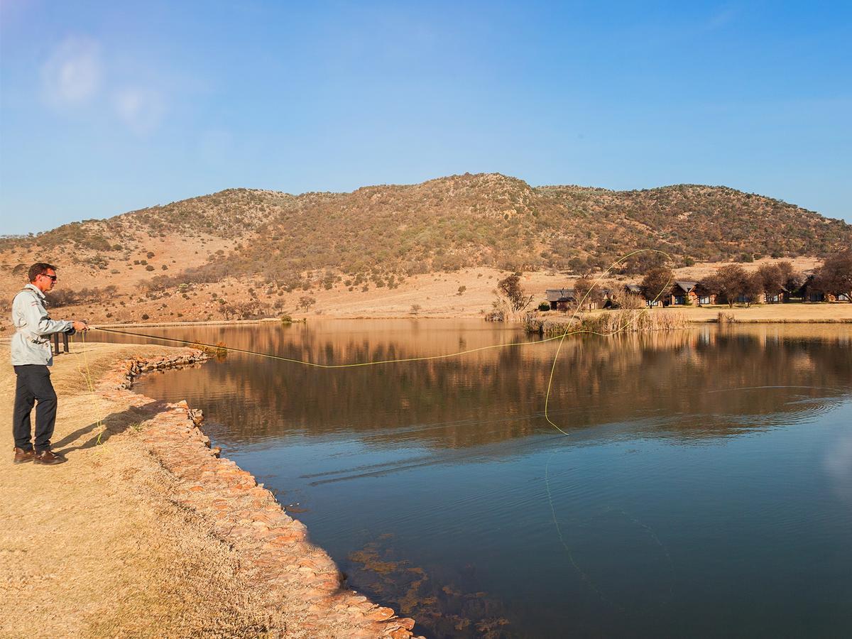 Kloofzicht Lodge & Spa Krugersdorp Extérieur photo View of the dam