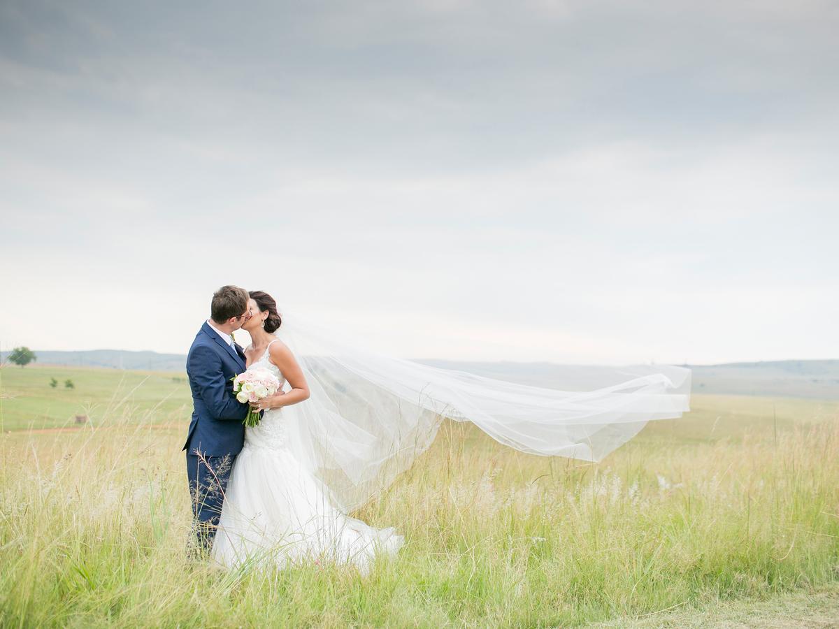 Kloofzicht Lodge & Spa Krugersdorp Extérieur photo Wedding couple