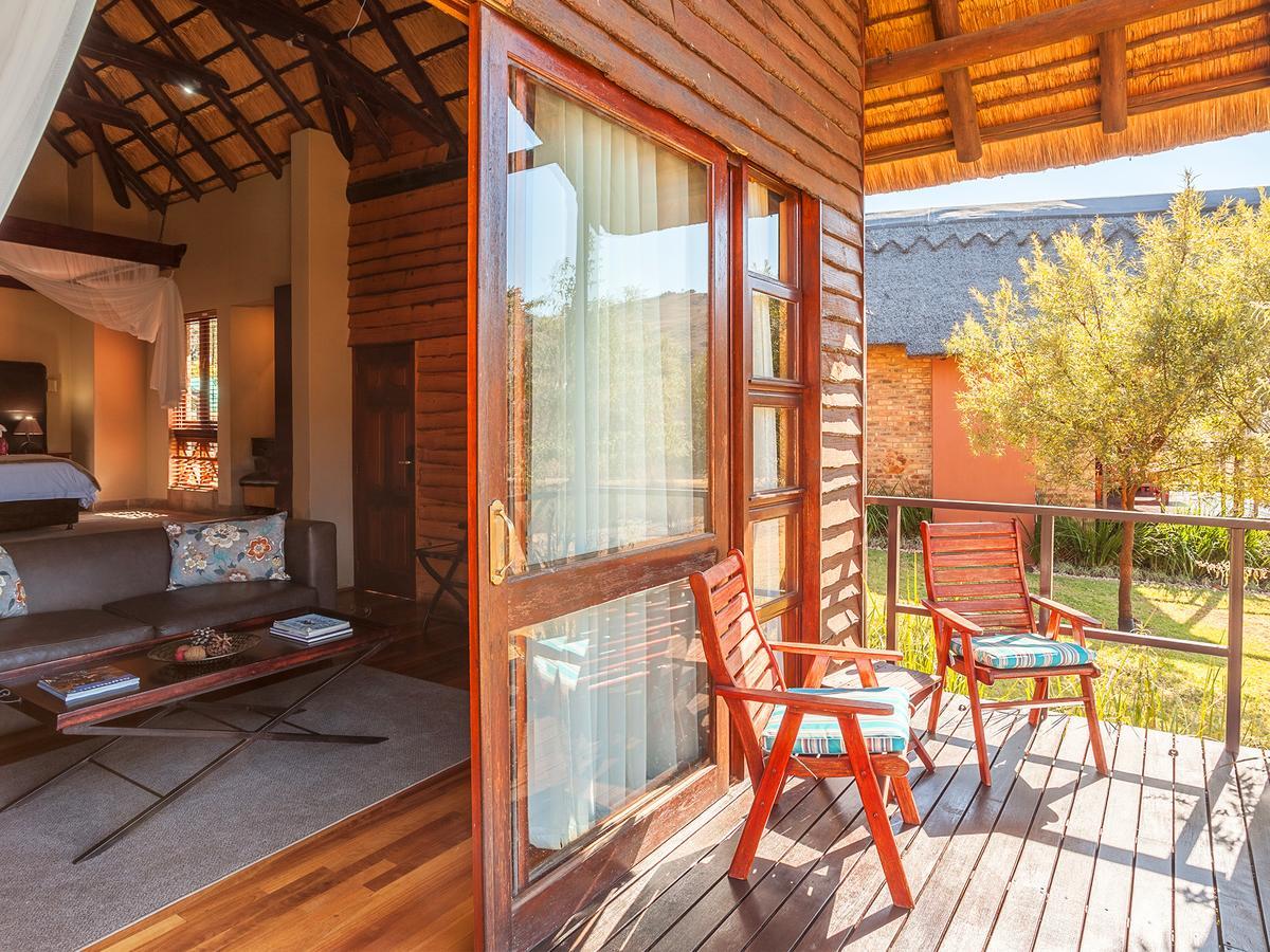 Kloofzicht Lodge & Spa Krugersdorp Extérieur photo A view of the interior of a suite at the resort