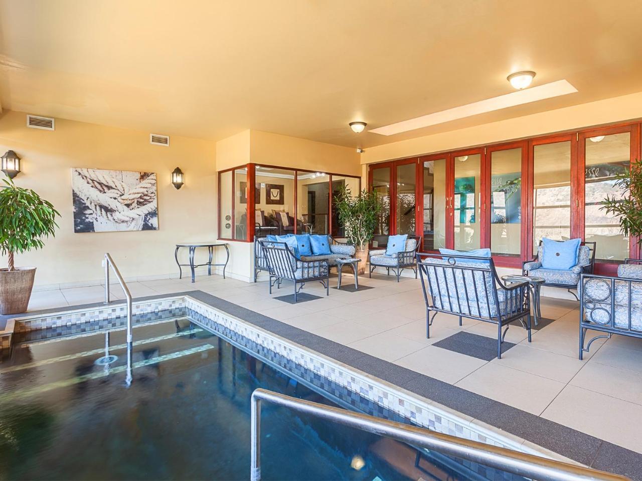 Kloofzicht Lodge & Spa Krugersdorp Extérieur photo The pool at the 1010 Chestnut Street clubhouse
